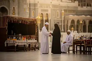 Makkah Manners: Respectful Etiquette for Shopping, Dining, and Interacting with Locals