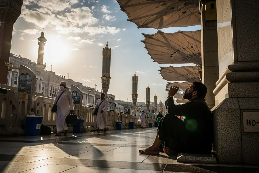 How to Stay Hydrated in Makkah